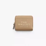 La mini billetera compacta de cuero Marc Jacobs